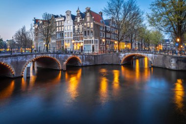 Hollanda, Amsterdam 'daki Leidsegracht köprüsünün gece manzarası