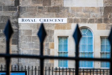 İngiltere, Bath 'da Kraliyet Hilal Caddesi tabelası