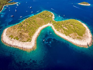 Hırvatistan 'ın Hvar kentindeki Paklinski Adalarının hava manzarası
