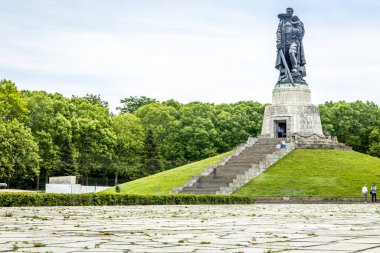 Doğu Berlin 'deki Sovyet döneminden kalma Treptow Parkı