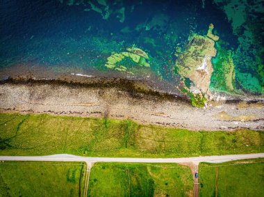 Duntulum deniz manzaralı, İskoçya 'daki Skye Adası' nın Trotternish yarımadasının en kuzeyindeki bir kasaba.