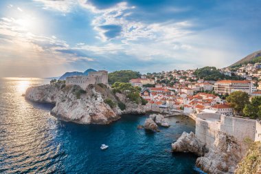 Hırvatistan 'da yaz aylarında Dubrovnik' in eski kent manzarası
