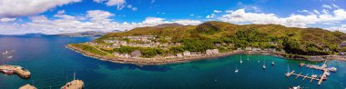 İskoçya 'nın batı kıyısında, Lochaber' da bulunan Mallaig limanının havadan görüntüsü.