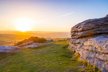 Akşamları Dartmoor Milli Parkı manzarası, İngiltere