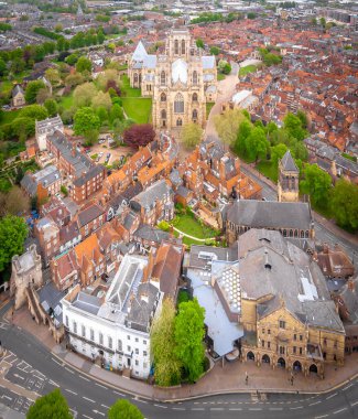 Bulutlu bir günde York Bakanının hava manzarası, İngiltere