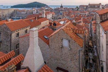 Hırvatistan 'da yaz aylarında Dubrovnik' in eski kent manzarası