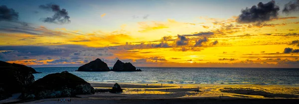 Gull Rock Tramonto Nella Baia Hollywell Cornovaglia Regno Unito — Foto Stock