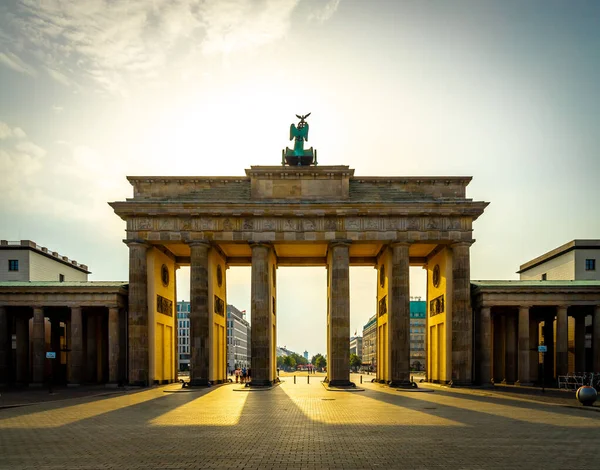ベルリンの夏の日のブランデンブルク門 — ストック写真