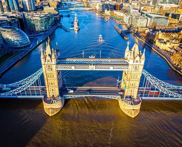 ロンドンの晴れた朝のタワーブリッジの眺め — ストック写真