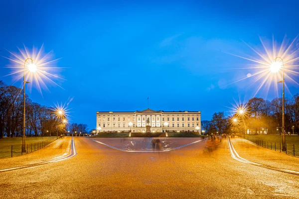 Palacio Real Noche Oslo Noruega — Foto de Stock