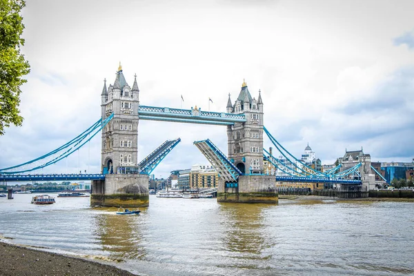 Otevřený Tower Bridge Zamračeném Dni Londýn — Stock fotografie