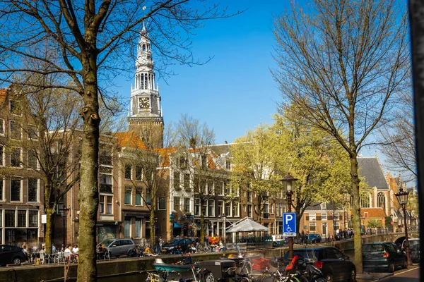 Hollanda Nın Güneşli Bir Gününde Amsterdam Daki Oude Kilisesi — Stok fotoğraf