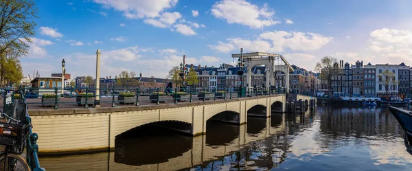 荷兰阿姆斯特丹的一座瘦弱的桥 — 图库照片