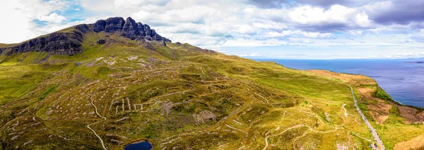 Vista Aérea Storr Una Colina Rocosa Península Trotternista Isla Skye — Foto de Stock