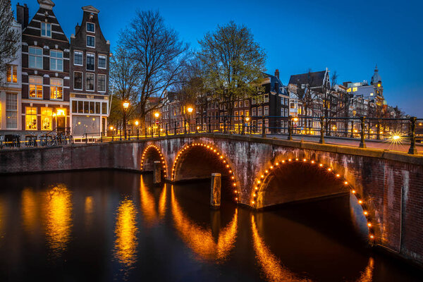 Ночной вид на мост Лейдсеграхт в Амстердаме, Нидерланды
