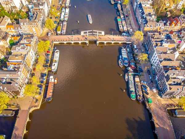 荷兰阿姆斯特丹的一座瘦弱的桥 — 图库照片