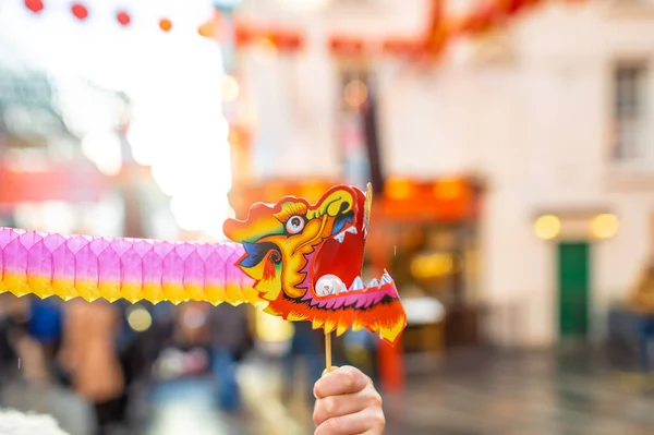 Девушка Держит Китайского Дракона Праздновании Нового Года Лондон — стоковое фото