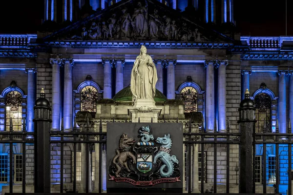 Estatua Victoria Ayuntamiento Belfast Noche Reino Unido —  Fotos de Stock