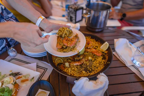 Paella İspanya 'da deniz kenarında