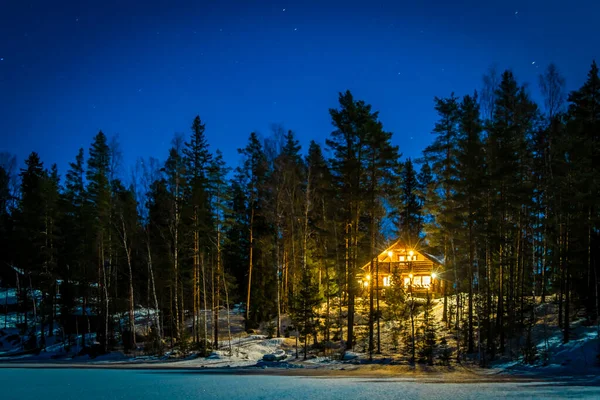 Huis Aan Het Meer Winternacht — Stockfoto