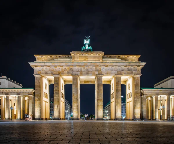 ベルリンの夏の夕暮れ時のブランデンブルク門 — ストック写真