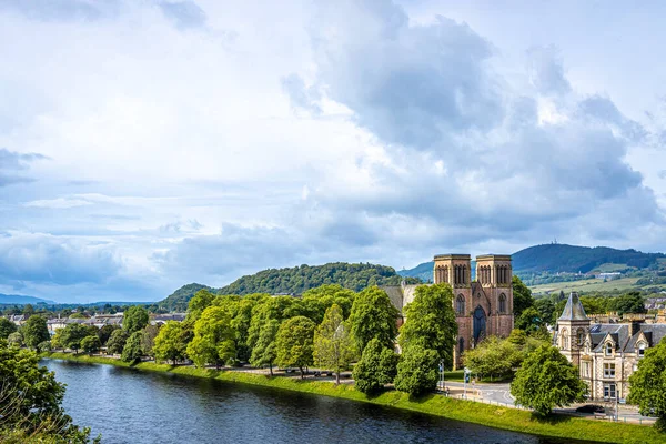 Ness Nehri 'nin Moray Firth ile buluştuğu İskoçya' nın kuzeydoğu kıyısındaki Inverness şehri. İskoçya 'nın en büyük şehri ve kültürel başkentidir..