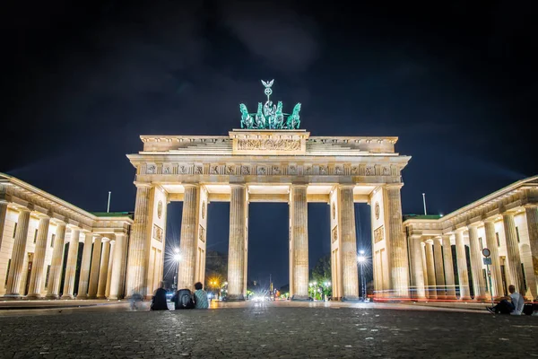 ベルリンの夏の夕暮れ時のブランデンブルク門 — ストック写真
