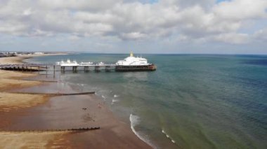 Brighton Merkez İskelesi 'ndeki lunaparkın hava görüntüsü.