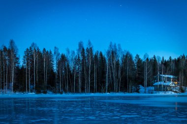 Kış gecesinde göl evi