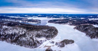 Kışın Finaland 'daki göllerin havadan görünüşü