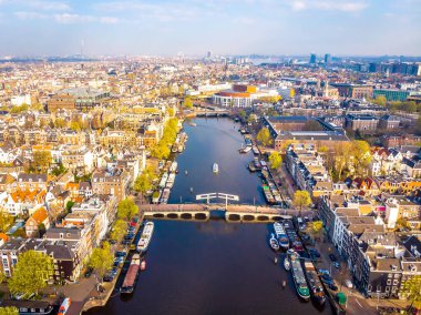 Sabah Hollanda, Amsterdam 'da ince bir köprü.