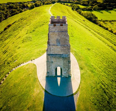 Glastonbury Tor yakınlarında, İngiltere 'nin Somerset şehrinde, çatısı olmayan St Michael' s Tower, İngiltere