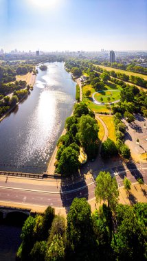 Hyde Park, Londra 'daki Serpentine' in hava görüntüsü.