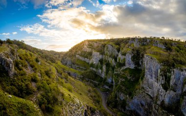 İngiltere 'nin Somerset, Çedar köyü yakınlarındaki Mendip Hills' teki Kireçtaşı Geçidi manzarası