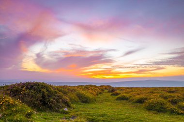 Dartmoor Ulusal Parkı 'nın günbatımı manzarası, İngiltere' nin güneybatısında Devon eyaletinde geniş bir bataklık.