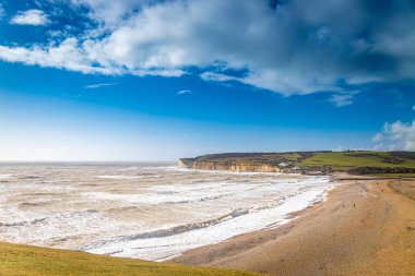 İngiltere 'nin deniz kıyısında yedi kız kardeş kulübesi.