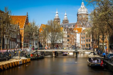 Hollanda 'nın güneşli bir gününde Amsterdam' da Aziz Niklas Kilisesi