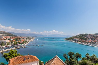 Hırvatistan 'ın yaz aylarında Trogir' in hava manzarası