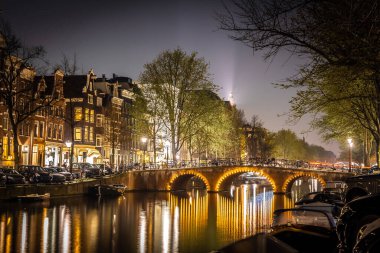 Hollanda 'daki Amsterdam kanallarının gece görüşü