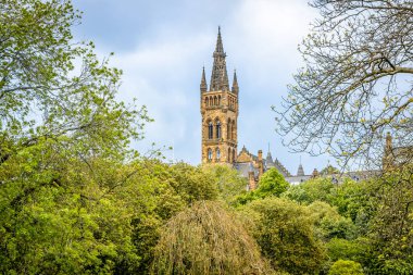 Bulutlu bir günde Glasgow Üniversitesi manzarası, İskoçya