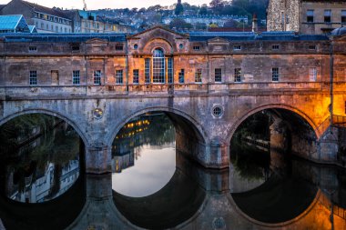 İngiltere 'nin Bath kentindeki Pulteney köprüsünün akşam manzarası