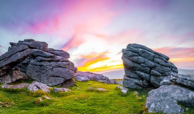 Dartmoor Ulusal Parkı 'nın günbatımı manzarası, İngiltere' nin güneybatısında Devon eyaletinde geniş bir bataklık.