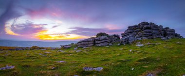 Dartmoor Ulusal Parkı 'nın günbatımı manzarası, İngiltere' nin güneybatısında Devon eyaletinde geniş bir bataklık.