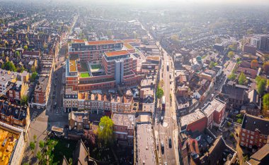 İngiltere 'nin banliyölerindeki Acton kasabasının hava görüntüsü.