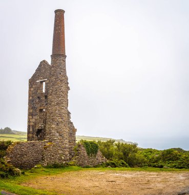 Cornwall, İngiltere 'deki eski bir kalay madeninin görüntüsü