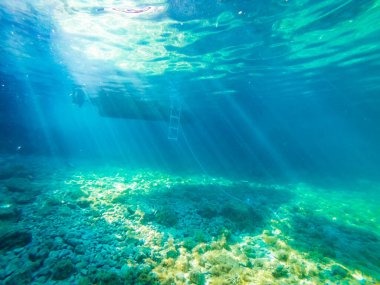Demirlemiş turist teknesinin sualtı görüntüsü