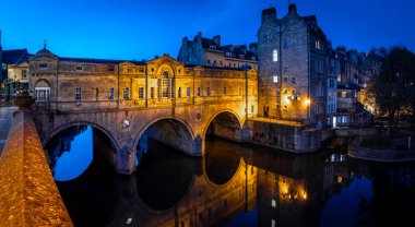 İngiltere 'nin Bath kentindeki Pulteney köprüsünün akşam manzarası