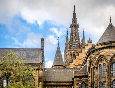 Bulutlu bir günde Glasgow Üniversitesi manzarası, İskoçya