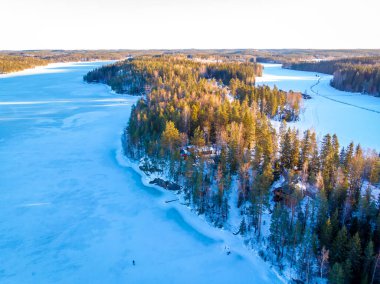 Kışın Finaland 'daki göllerin havadan görünüşü