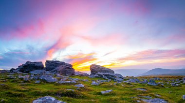 Dartmoor Ulusal Parkı 'nın günbatımı manzarası, İngiltere' nin güneybatısında Devon eyaletinde geniş bir bataklık.